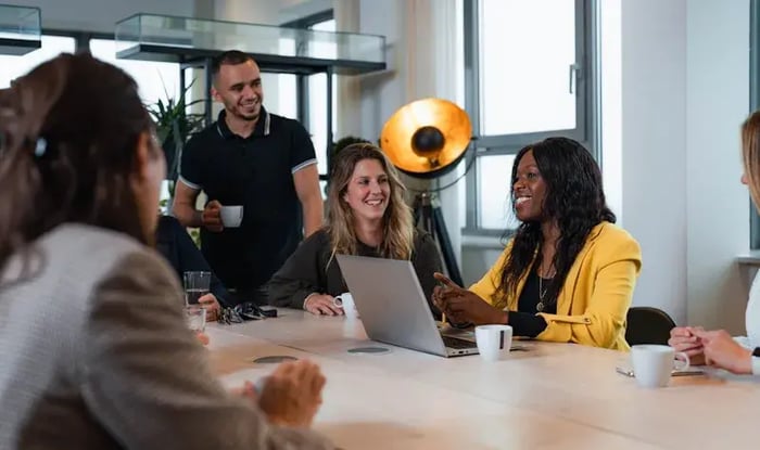 Collega's met elkaar aan het lachen